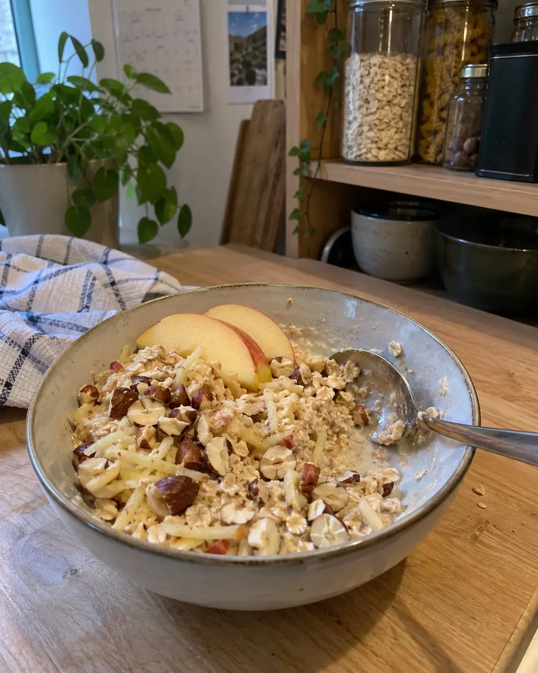 Schale Bircher Müsli mit in Haferdrink eingeweichten Haferflocken, geriebenem Apfel und gehackten Nüssen