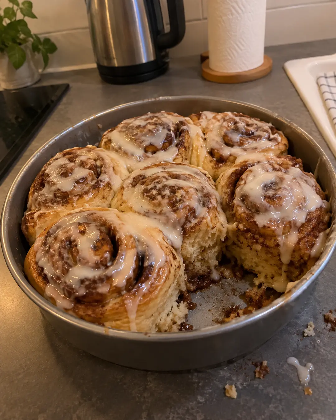 Frisch gebackene vegane Zimtschnecken aus Hefeteig mit Haferdrink, mit weißem Zuckerguss übergossen